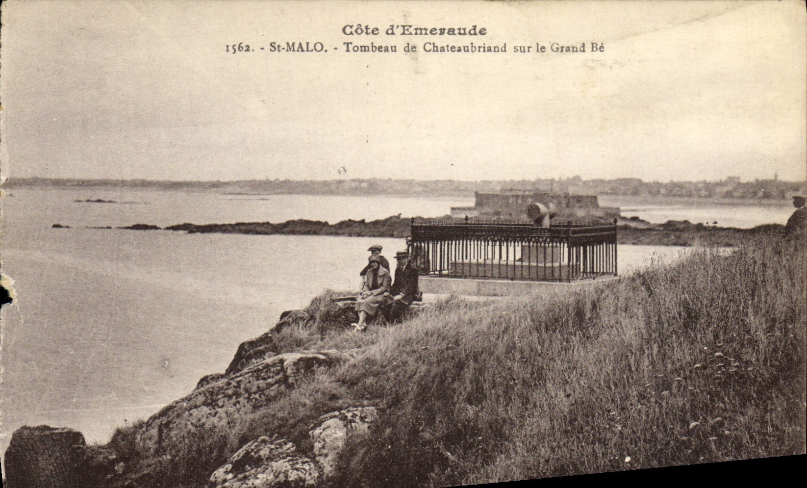 CPA Cote d'Emeraude St Malo Tombeau De Chateaubriand Sur Le Grand Be