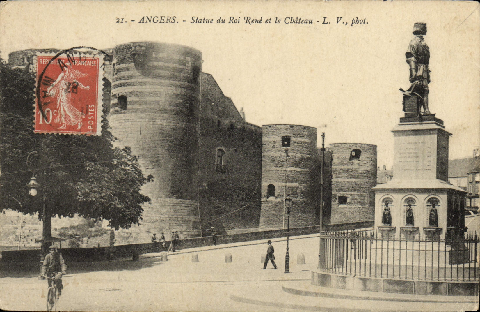CPA Angers Statue Du Roi Rene Et Le Chateau
