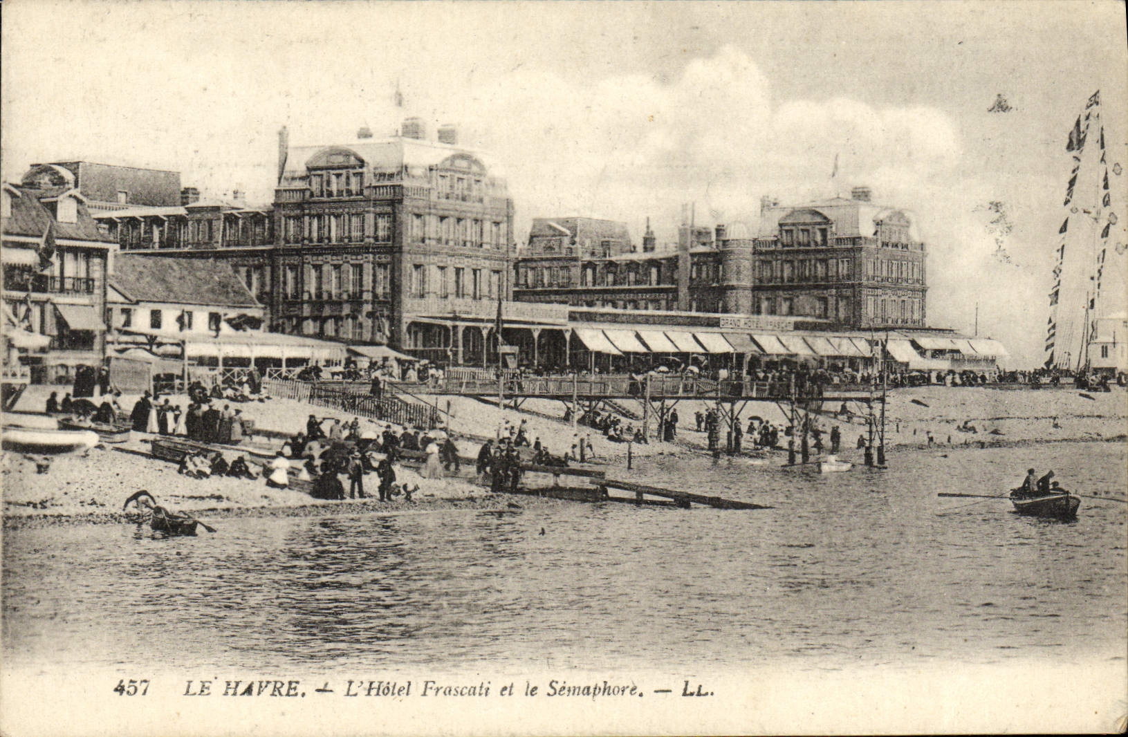 POSTAL Le Havre de la VENDIMIA el hotel de Frascati y el semáforo
