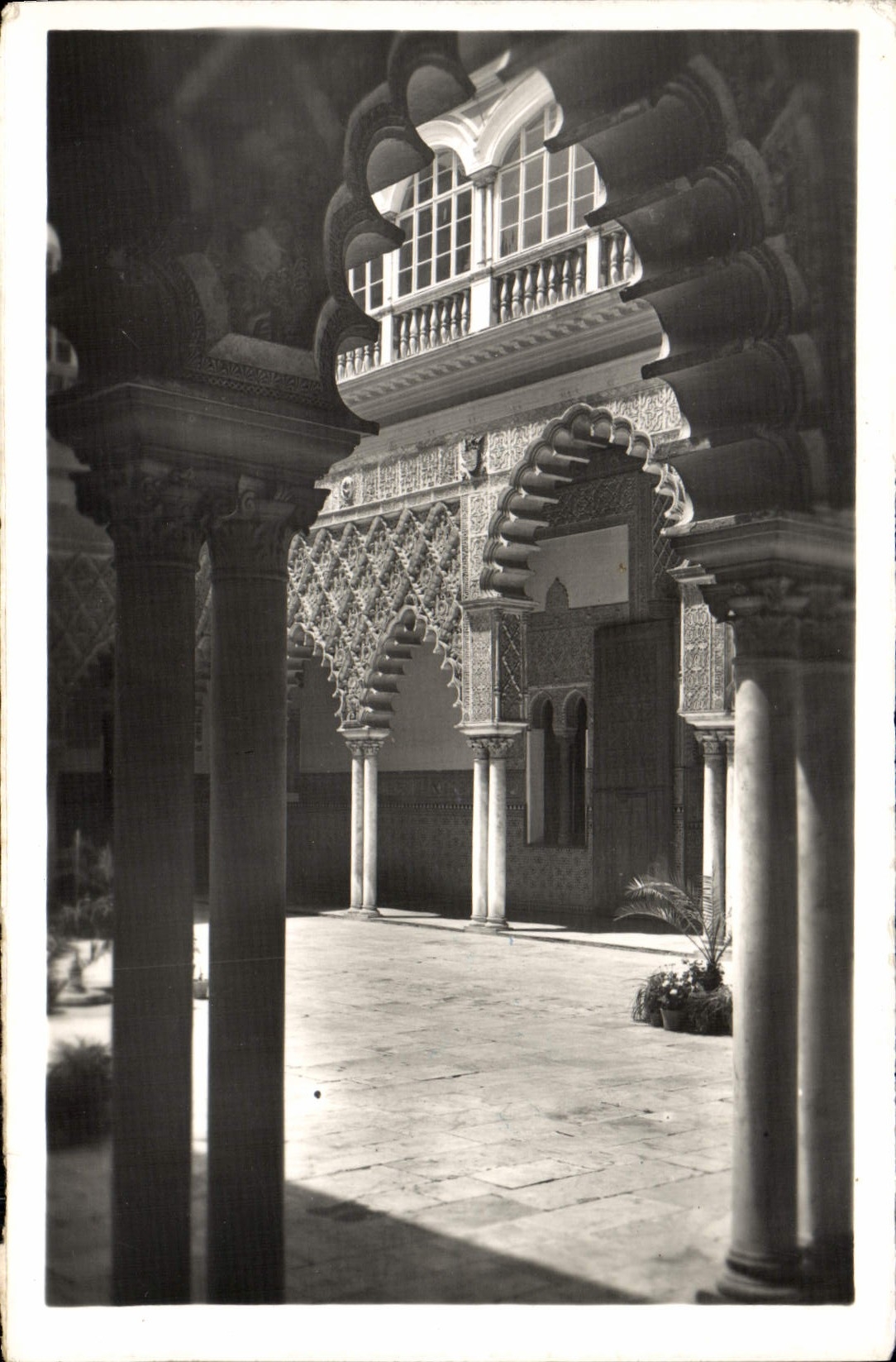 VINTAGE POSTCARD Sevilla Reales Alcazares Patio Of Mow Doncellas