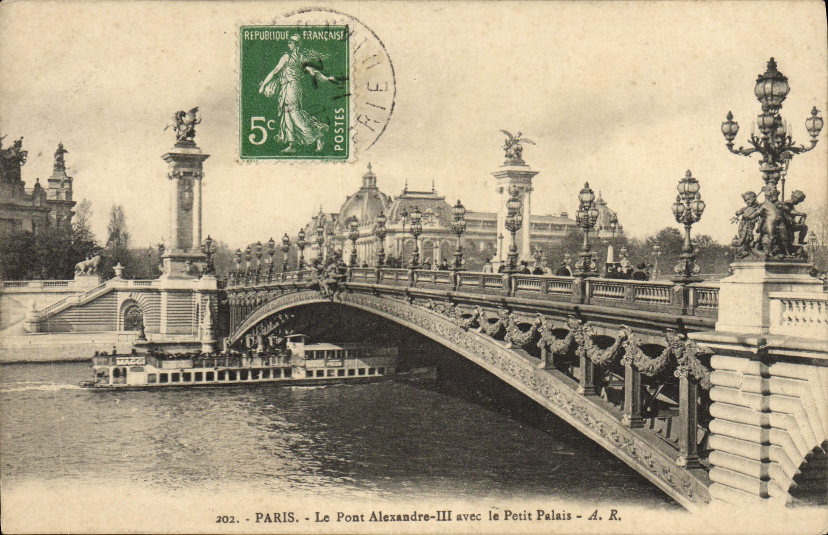 CPA Paris Le Pont Alexandre III Avec Le Petit Palais peniche