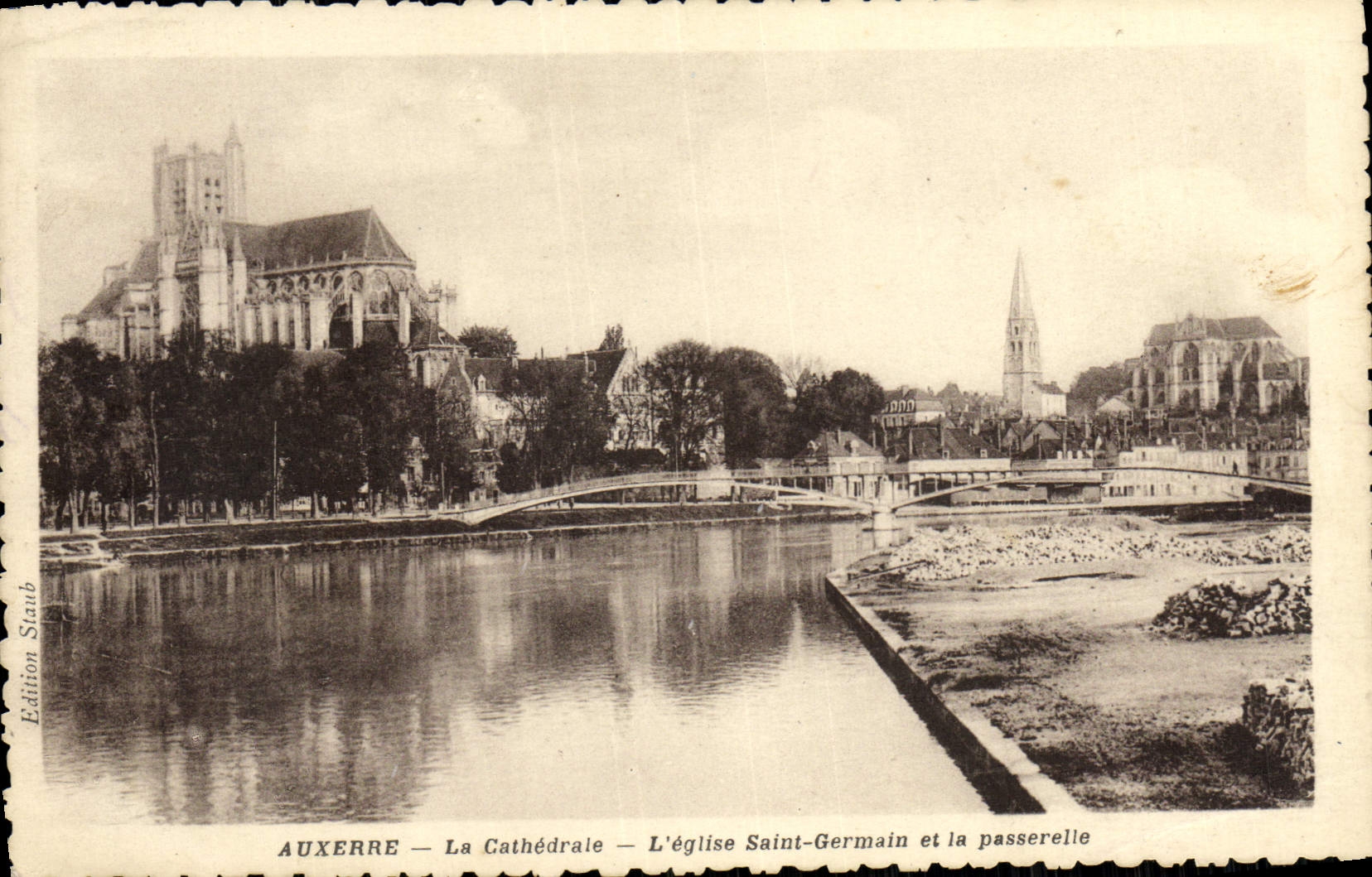 CPA Auxerre La Cathedrale L'Eglise Saint Germain Et La Passerelle