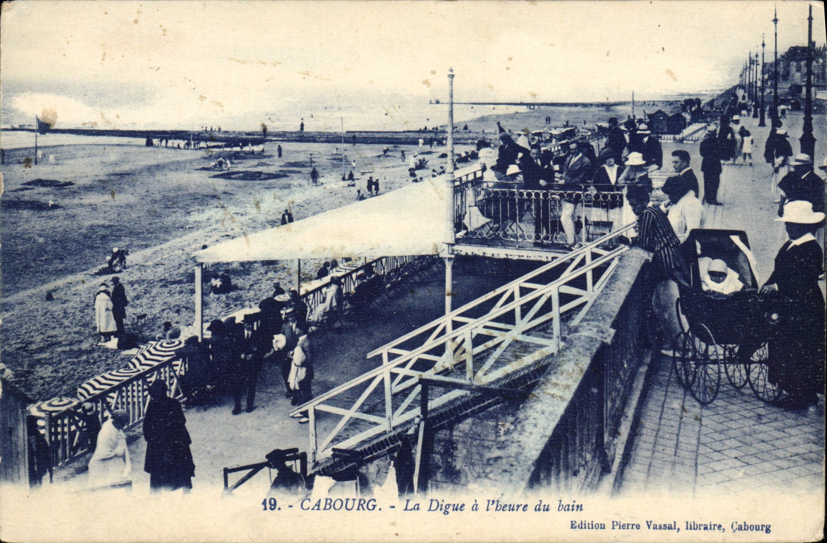 CPA Cabourg La Digue A I'heure Du Bain
