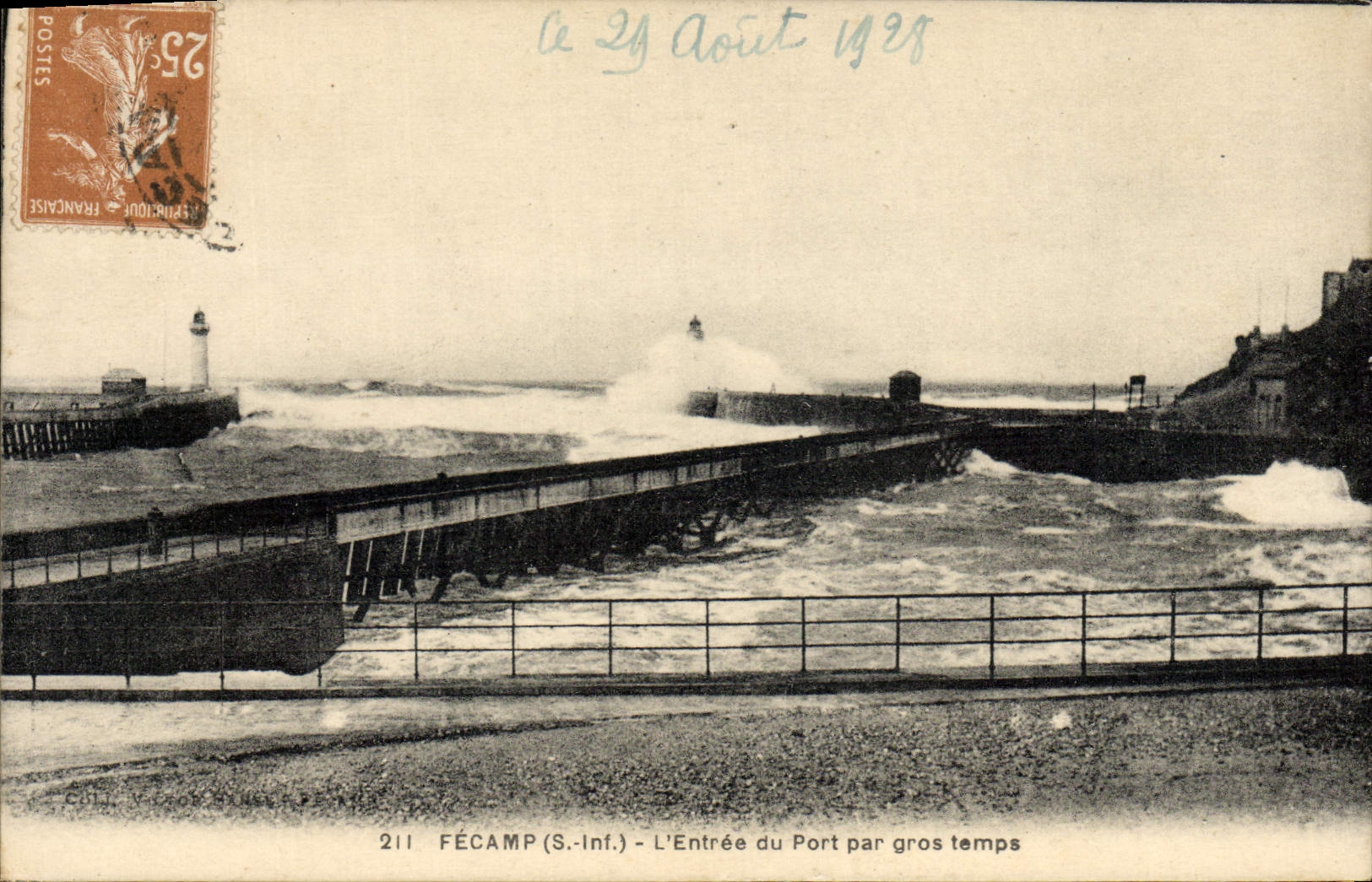 POSTAL Fecamp de la VENDIMIA la entrada del puerto por el tiempo pesado