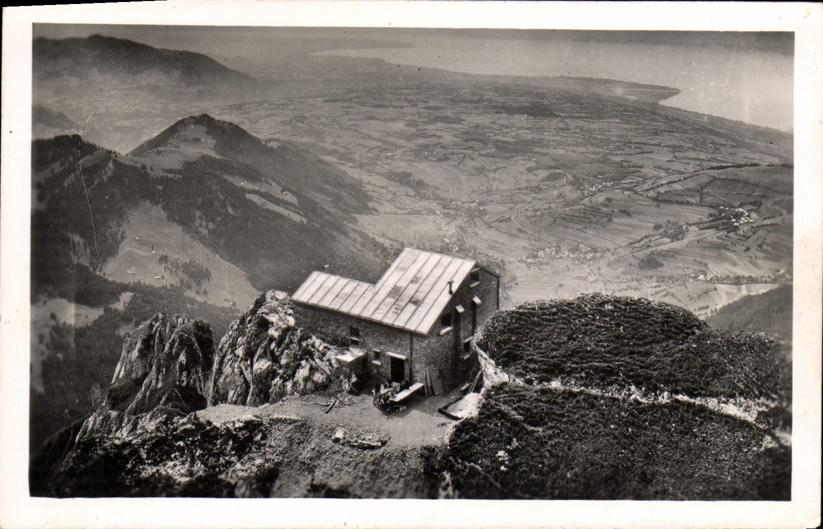 Montajes de la POSTAL de la VENDIMIA del refugio de Chablais del diente D Oche y Vue en el lago Leman