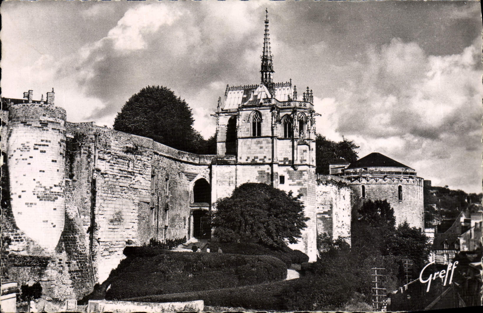 CPM En Touraine Amboise La Chapelle Et La Montee Du Chateau