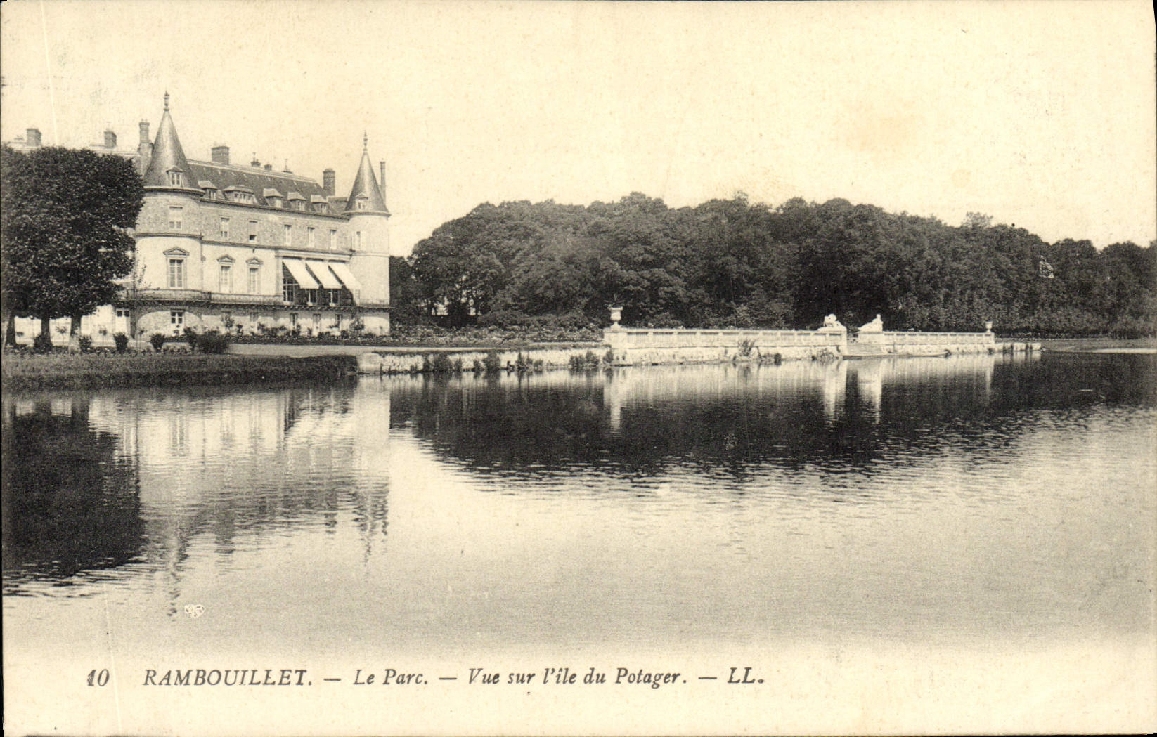 CPA Rambouillet Le Parc Vue Sur I'ile Du Potager