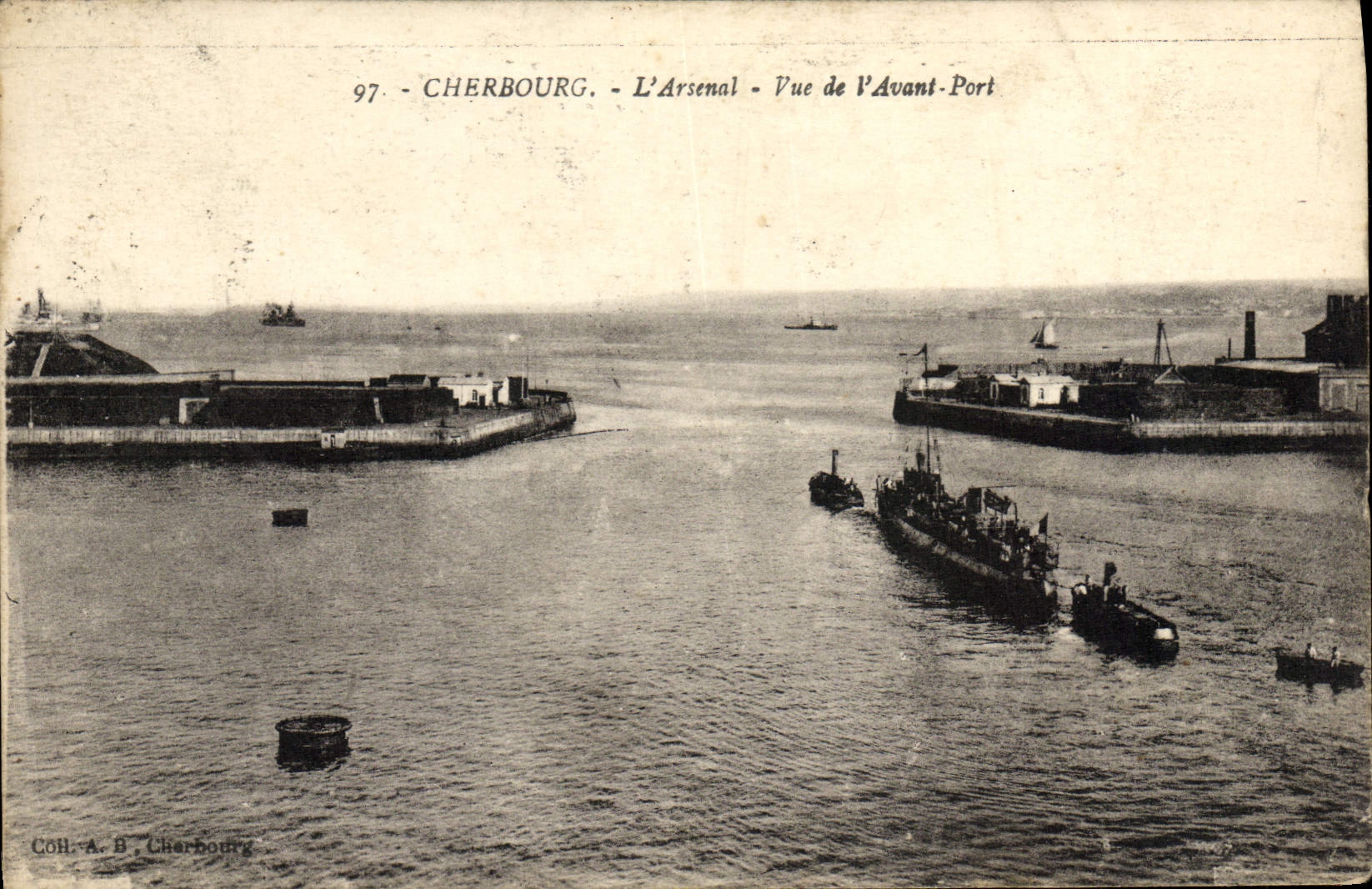 POSTAL Cherbourg de la VENDIMIA el arsenal del Vue antes de los barcos portuarios