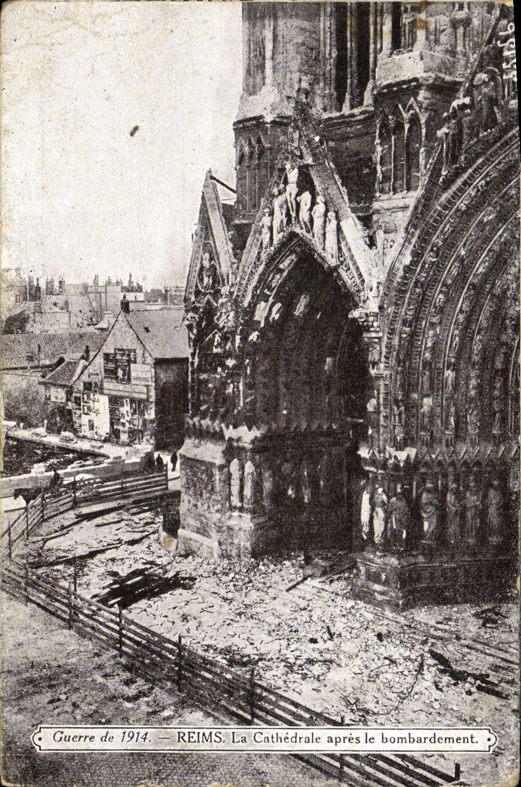 CPA Reims La cathedrale apres le bombardement Militaria