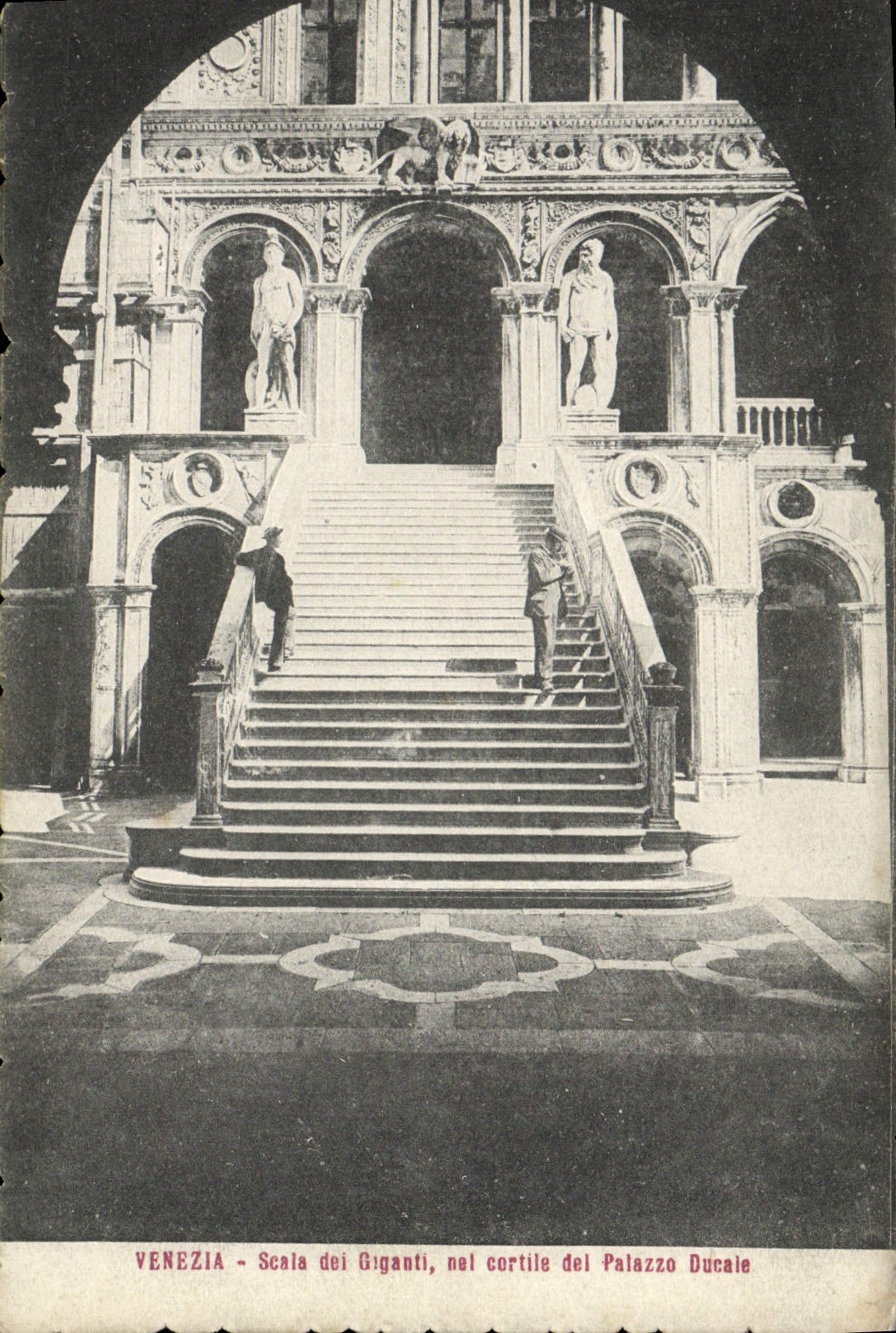 Nel Cortile del Palazzo Ducal de Venezia Scala del Giganti de la POSTAL de la VENDIMIA
