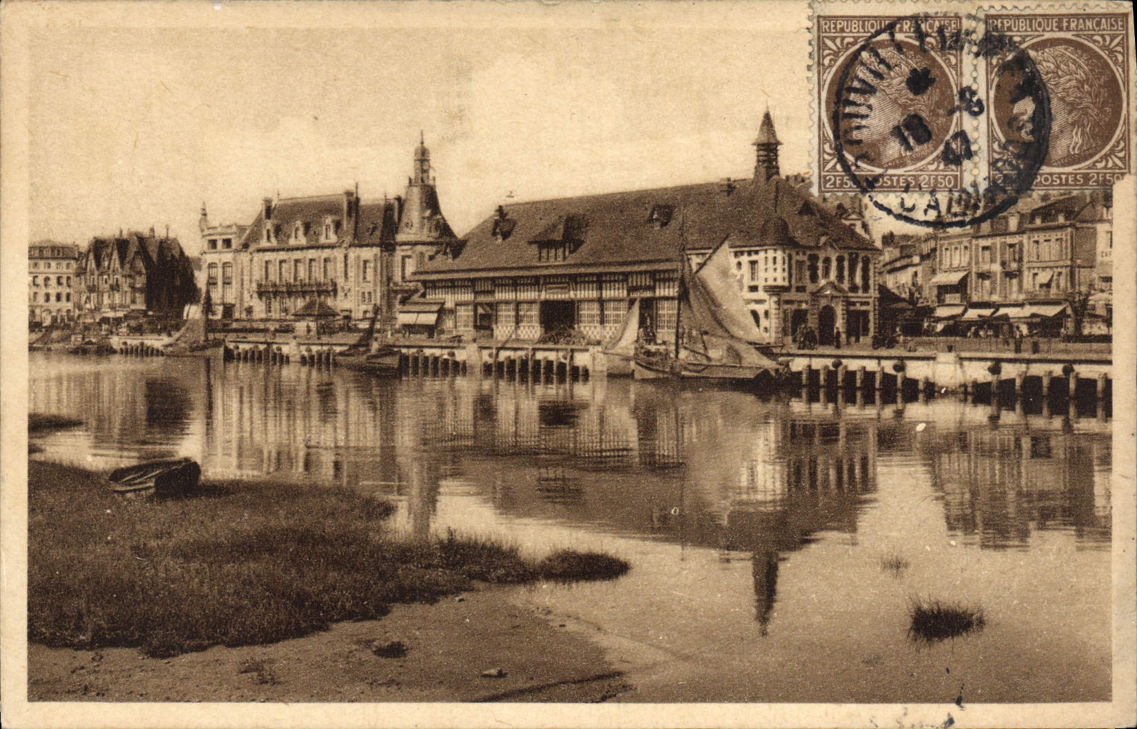 La reina de Trouville de la POSTAL de la VENDIMIA de las playas los pescados hace compras