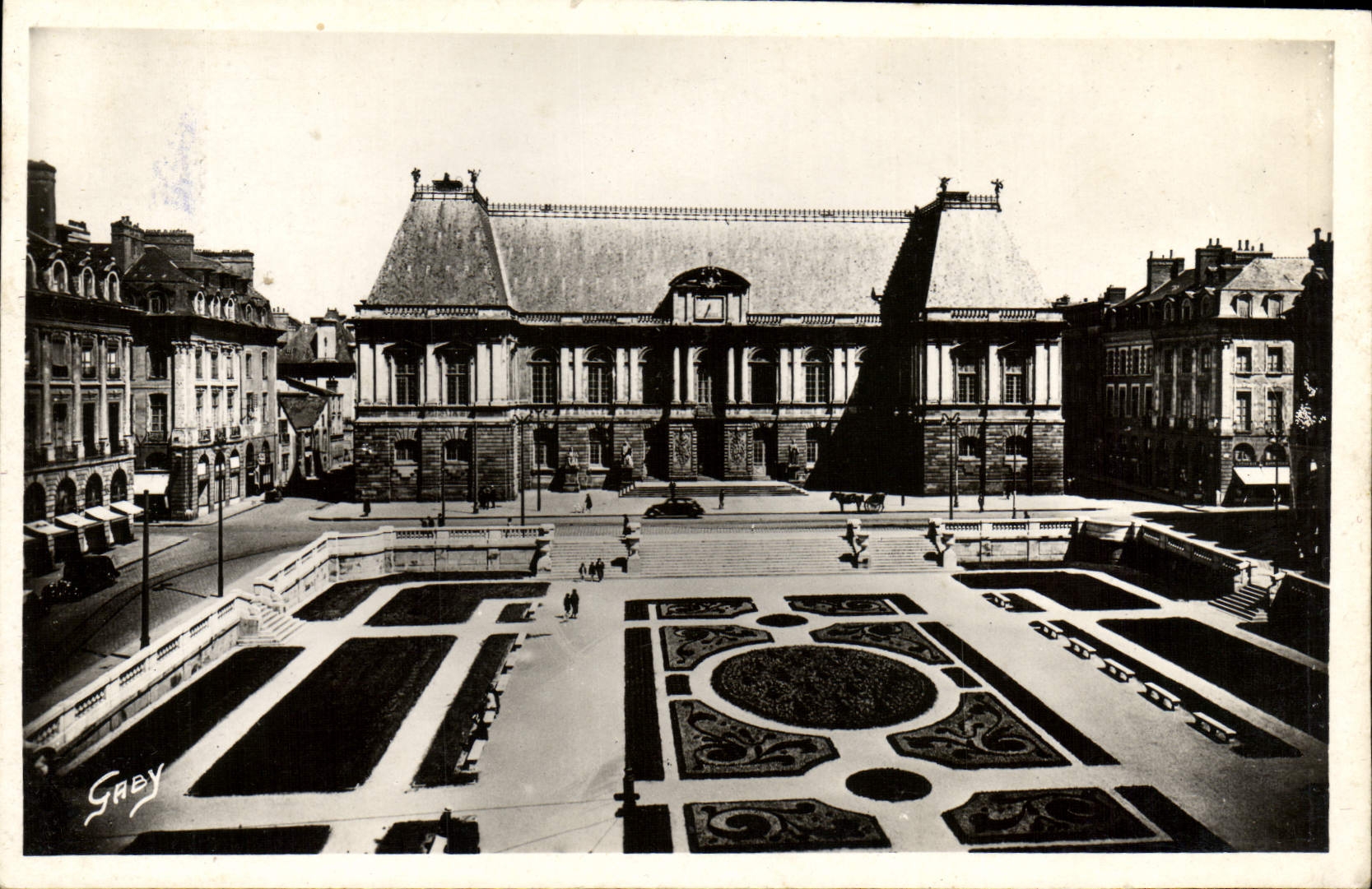 CPA Rennes Le Palais de Justice et les Jardins