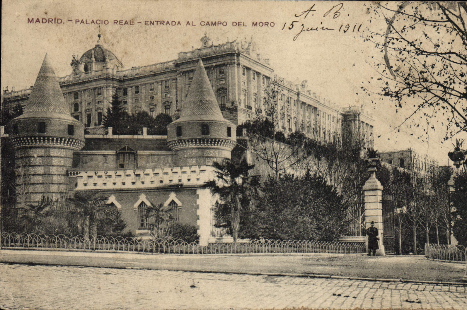 VINTAGE POSTCARD Madrid Palacio Real Entrada Al Campo Del Moro