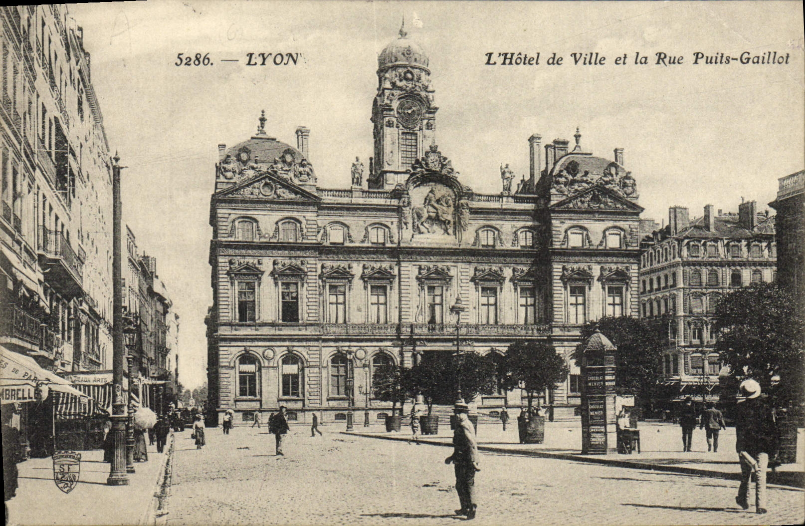 CPA Lyon L'Hotel de Ville et le Rue Puits Gaillot