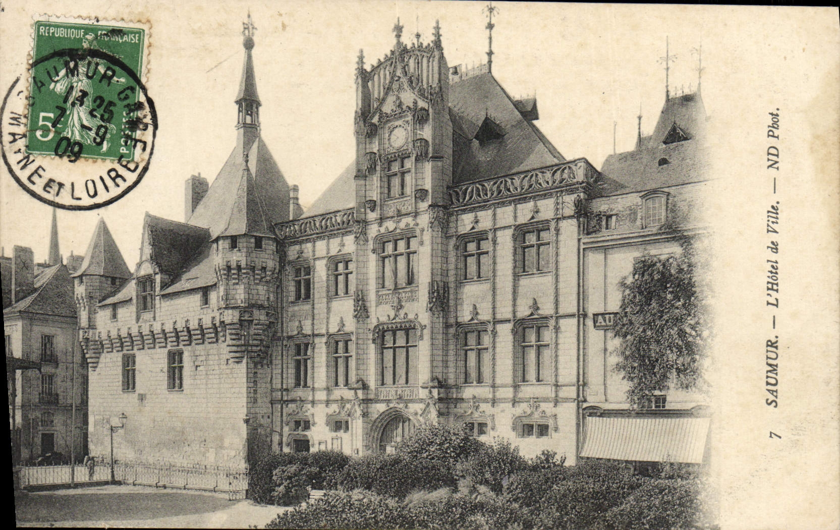 VINTAGE POSTCARD Saumur the Town hall