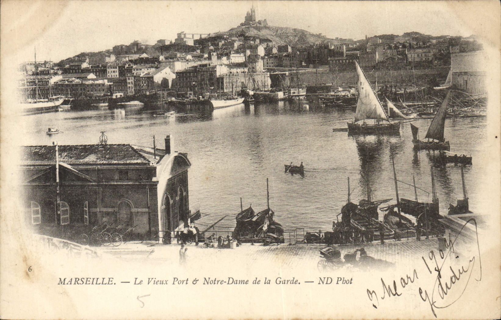 CPA Marseille Le Vieux Port et Notre Dame de la Garde Bateaux