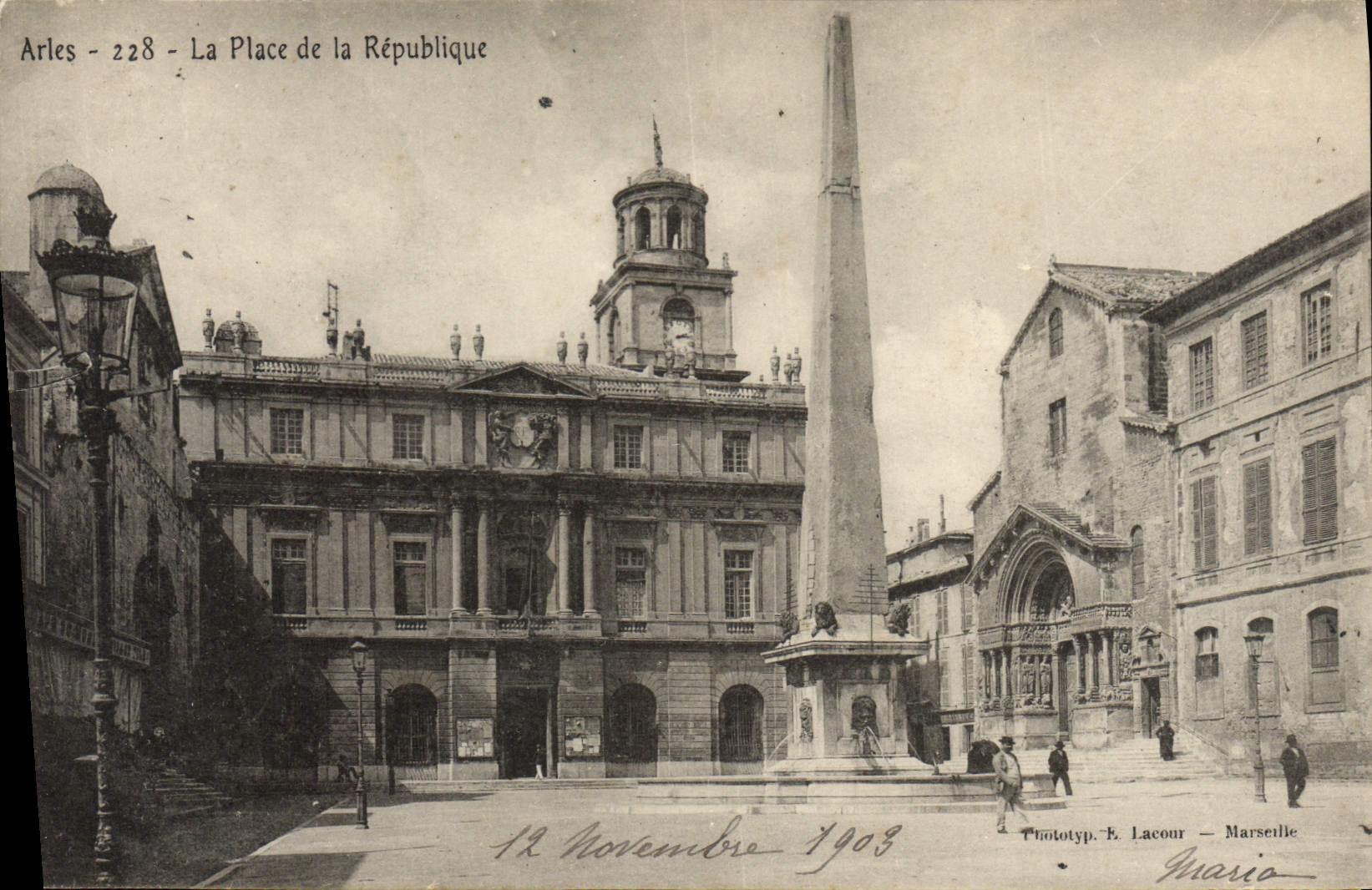 CPA Arles La Place de la Republique