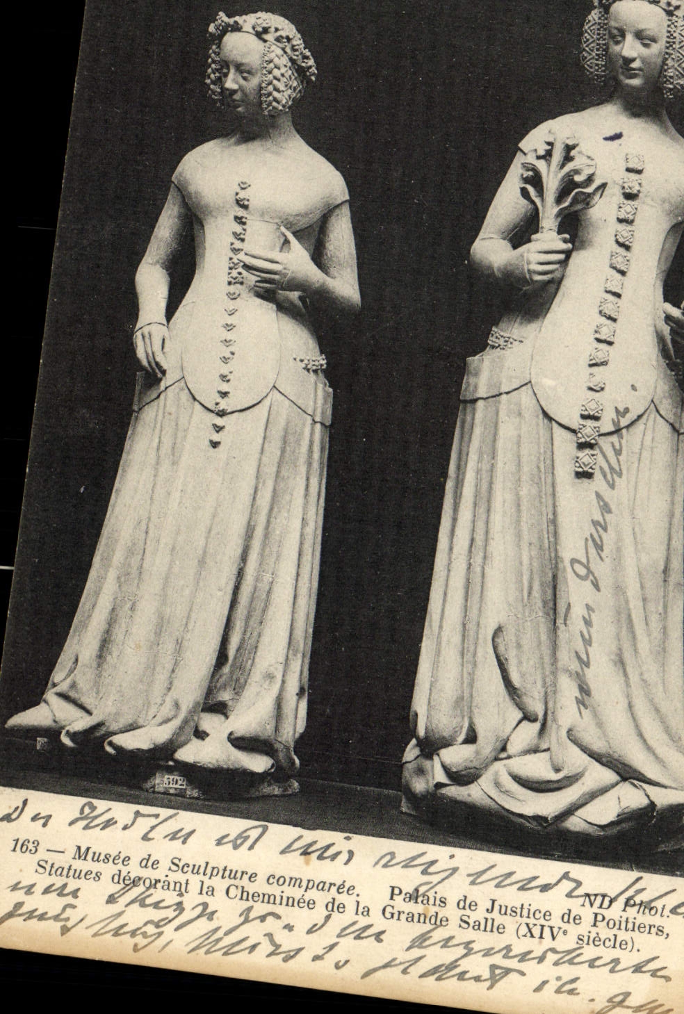 Museo de la POSTAL de la VENDIMIA de las cortes de ley de Comparde de la escultura de las estatuas de Poitiers que adornan la chimenea con el cuarto grande