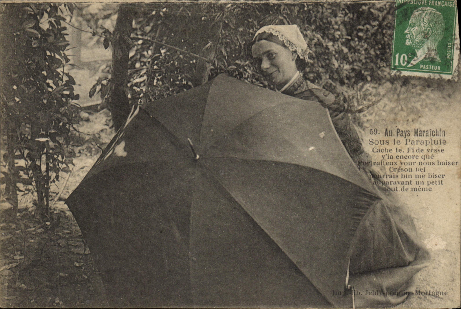 CPA Au Pays Maraichin Sous Le Parapluie Folklore 