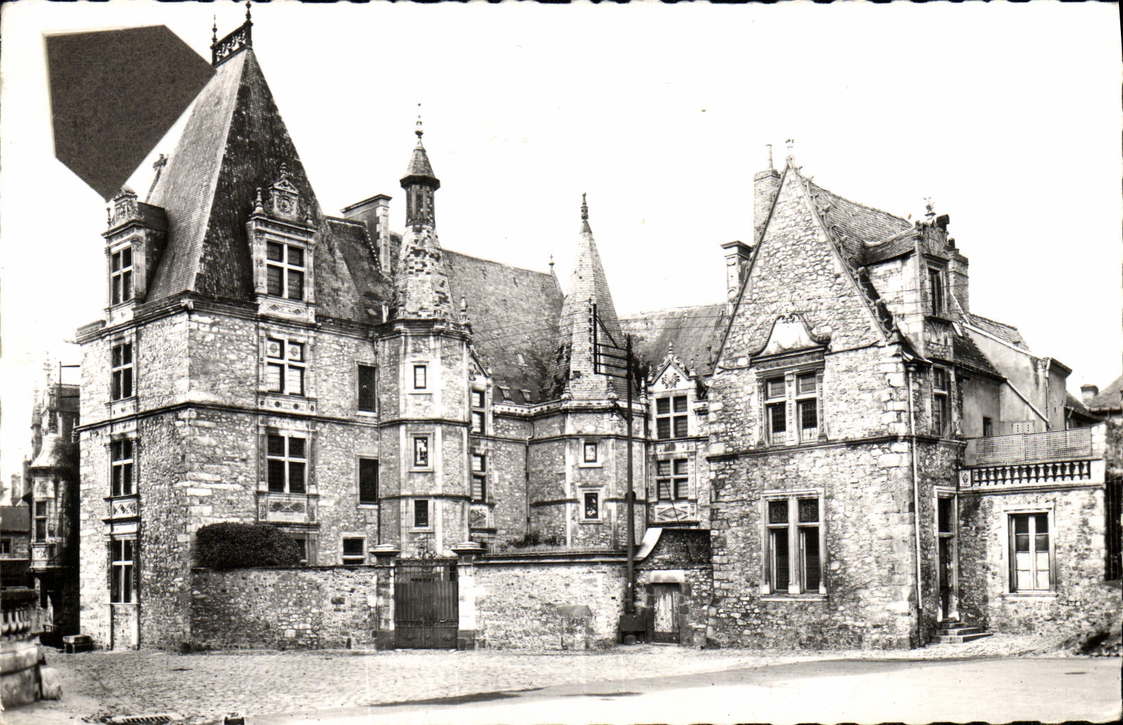 CPA Le Mans Place Du Chateau Le Grabatoire Et La Maison Du Pelerin