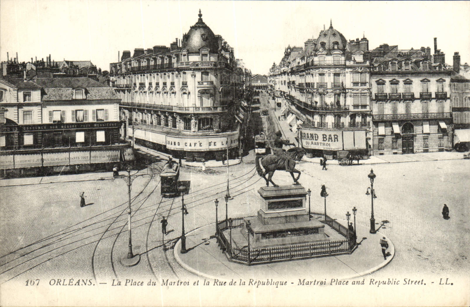 CPA Orleans La Place Du Martrot Et La Rue De La Republique