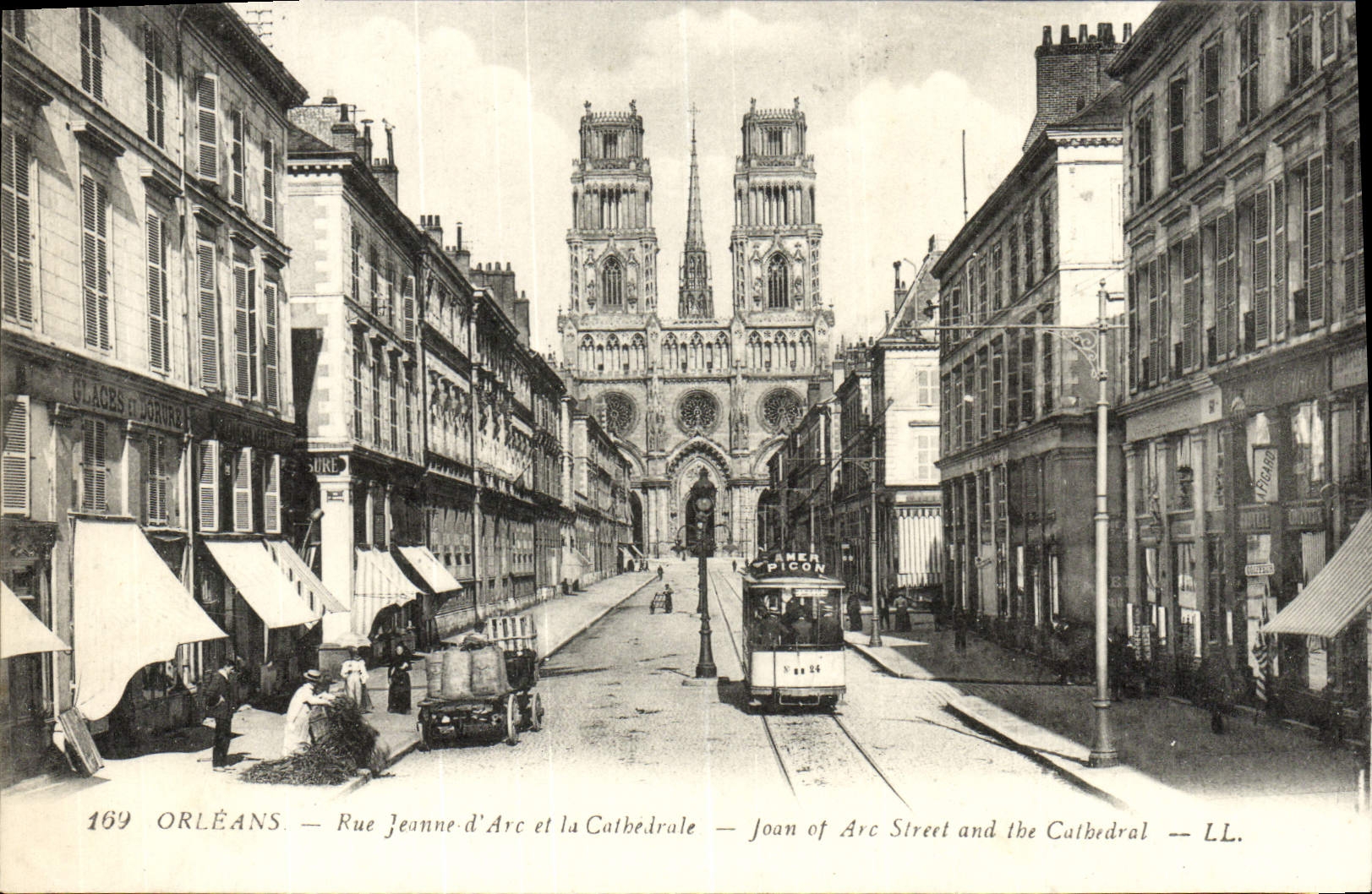 CPA Orleans Rue Jeanne d'Arc Et La Cathedrale Tramway