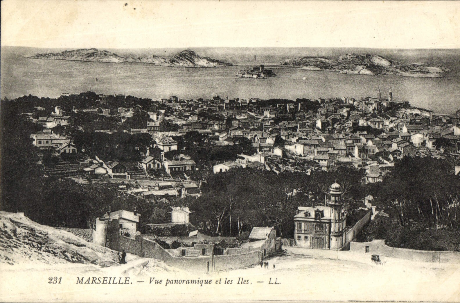 CPA Marseille Vue Panoramique Et Les Iles
