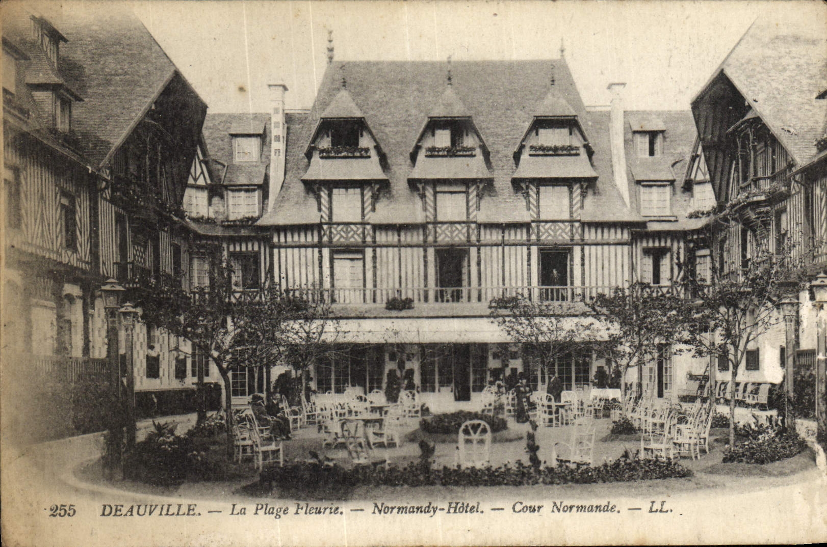 CPA Deauville La Plage Fleurie Normandy Hotel Cour Normande