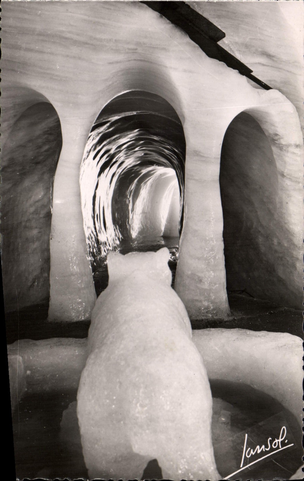 CPM Chamonix Le Montenvers La Grotte De La Mer De Glace Interieur de la grotte vue sur la sortie