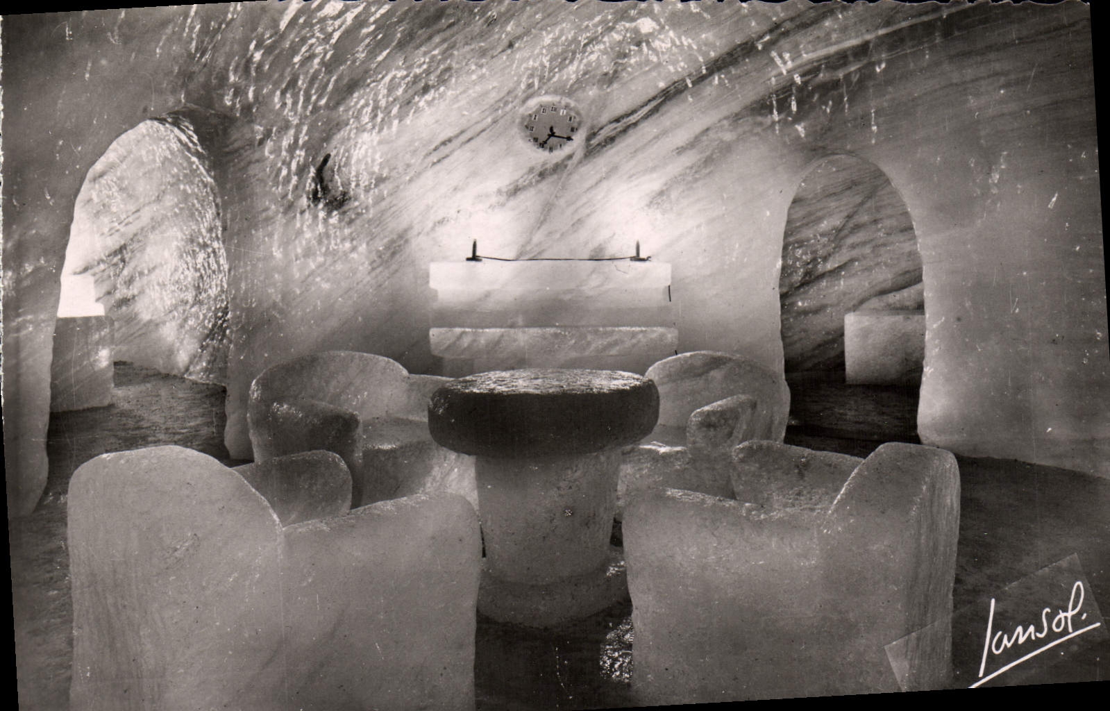 CPM Chamonix Le Montenvers La Grotte De La Mer De Glace La salle a manger