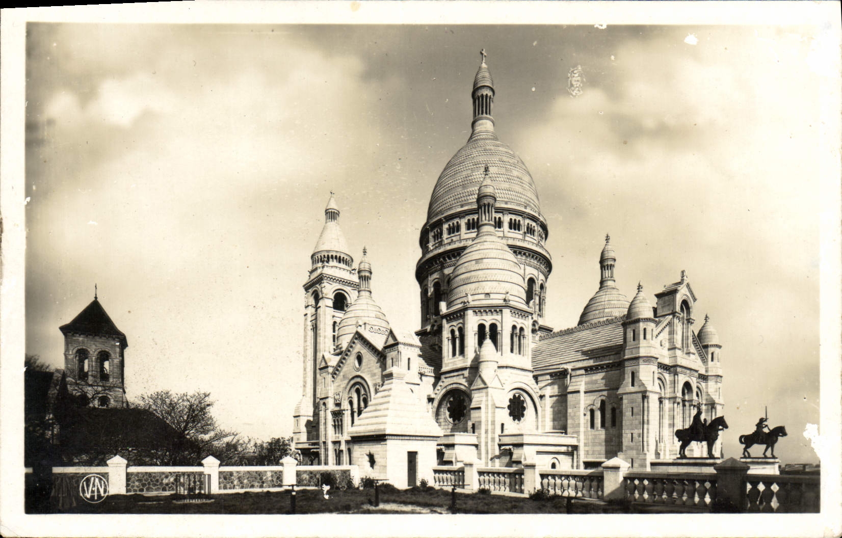 VINTAGE POSTCARD Paris Basilica Of the Sacring Heart And St Pierre De Montmartre