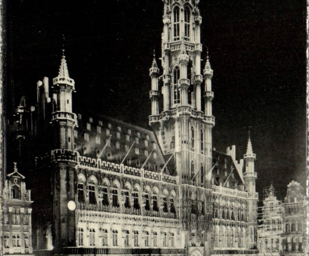 POSTAL MODERNA el ayuntamiento de Bruselas ilumina