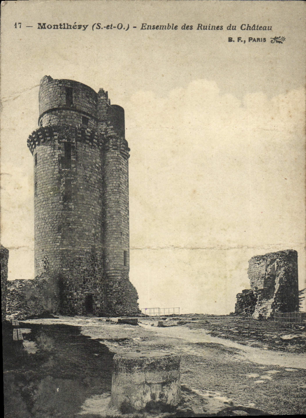 VINTAGE POSTCARD Montlhery Together Of the Ruins Of the Castle