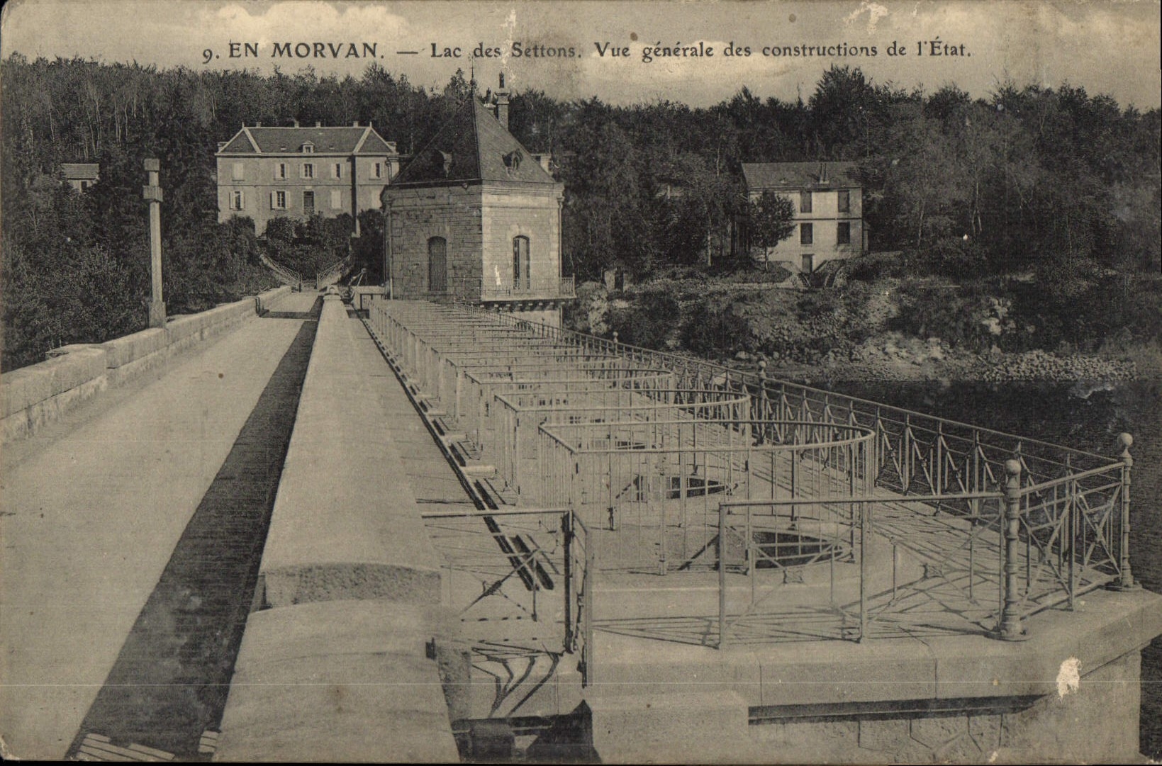 CPA En Morvan Lac Des Settons Vue Generale Des Constructions De l'Etat