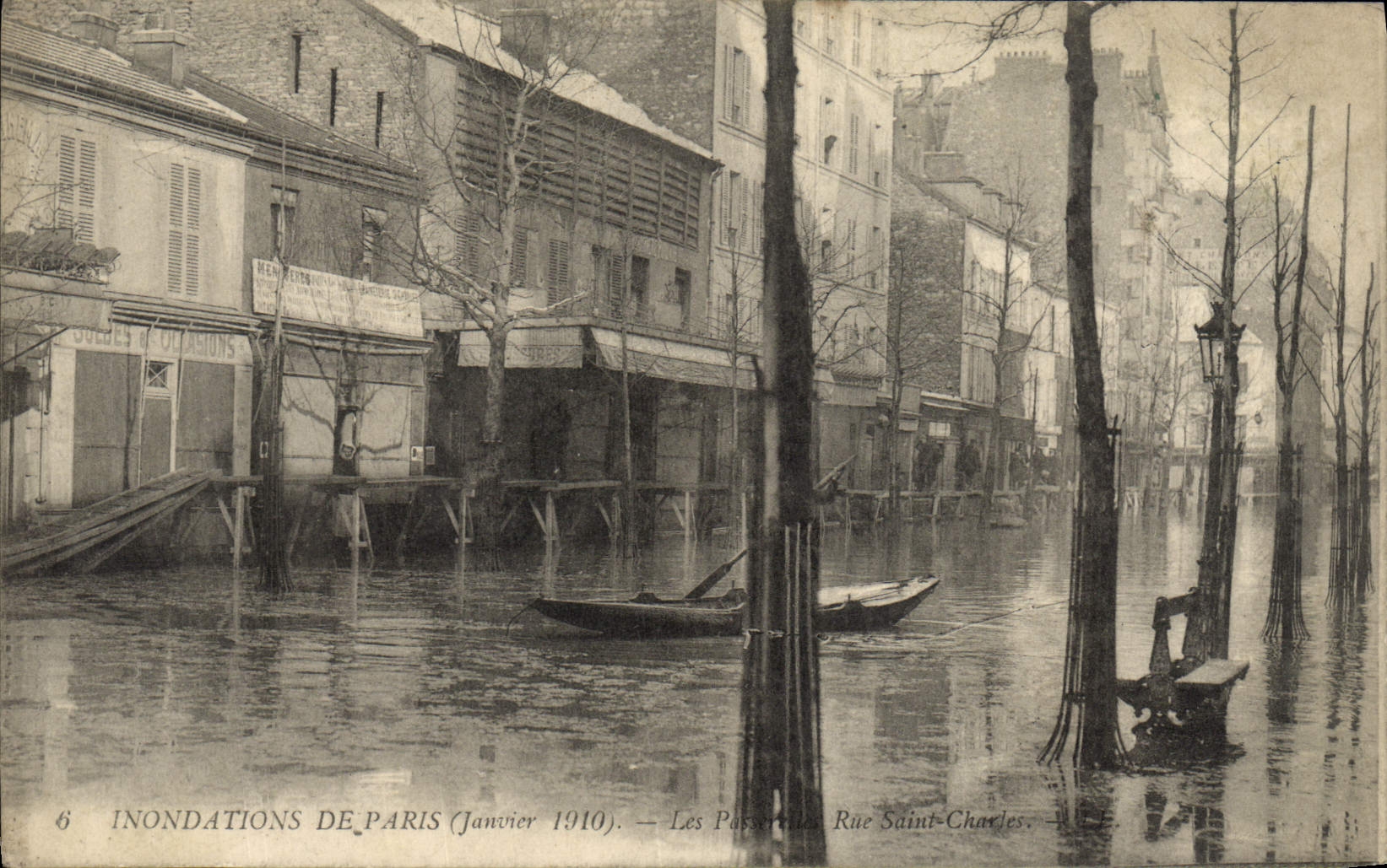 CPA Inondations De Paris Les passerelles Rue Saint Charles