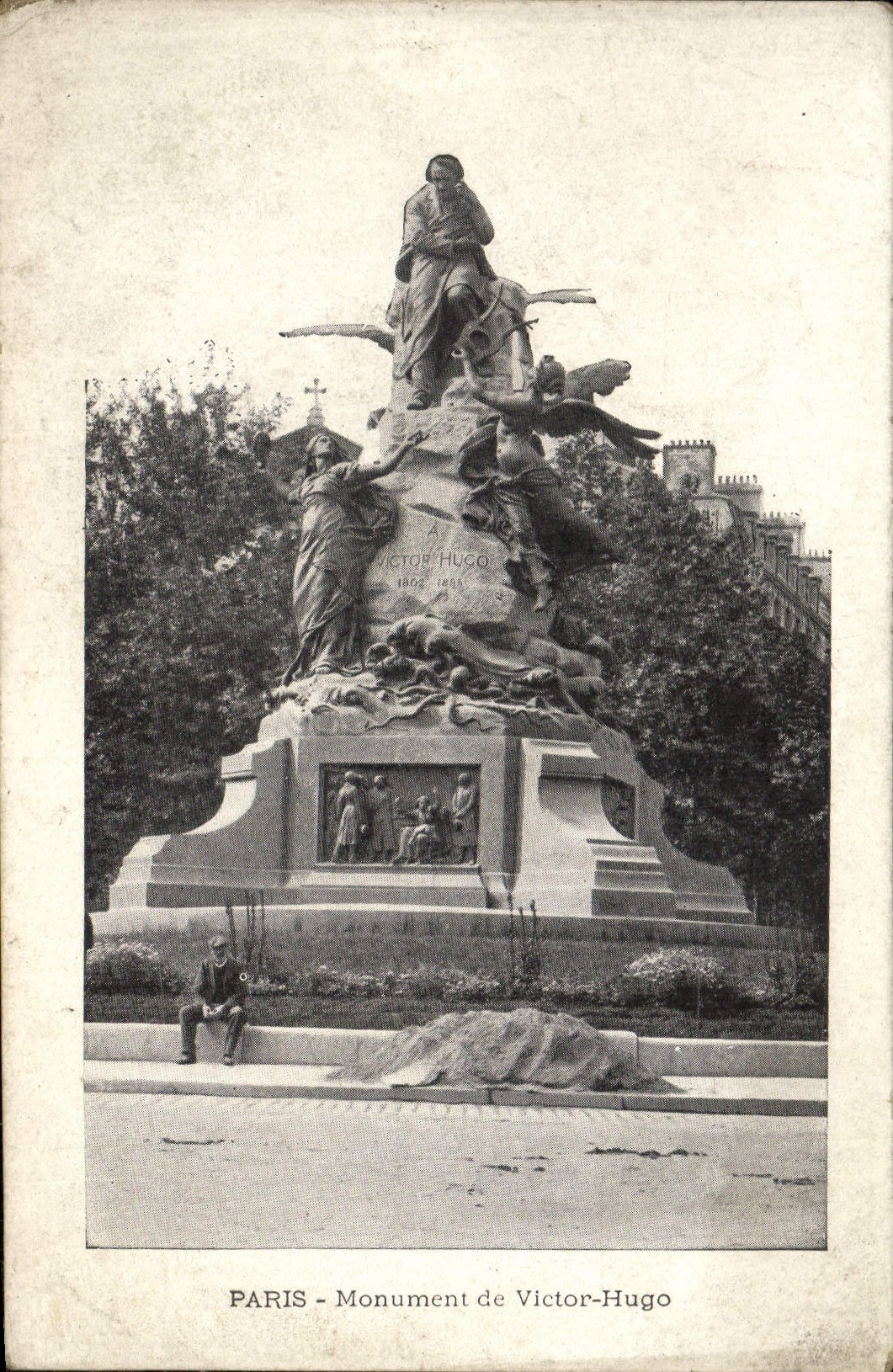 CPA Paris Monument De Victor Hugo