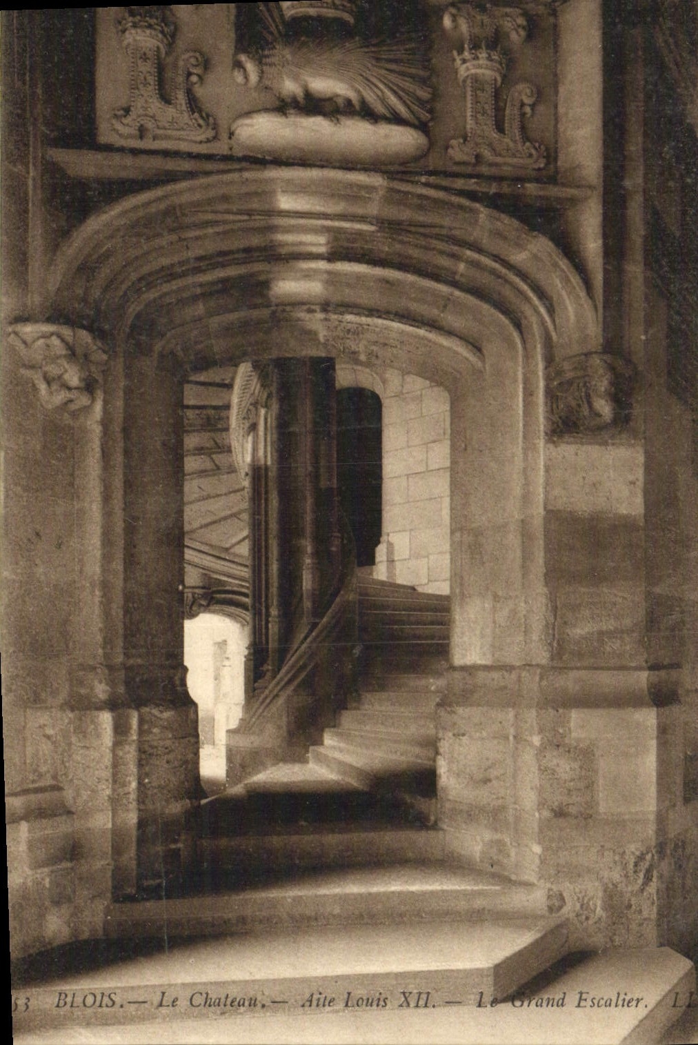 CPA Blois Le Chateau Aile Louis XII Le Grand Escalier