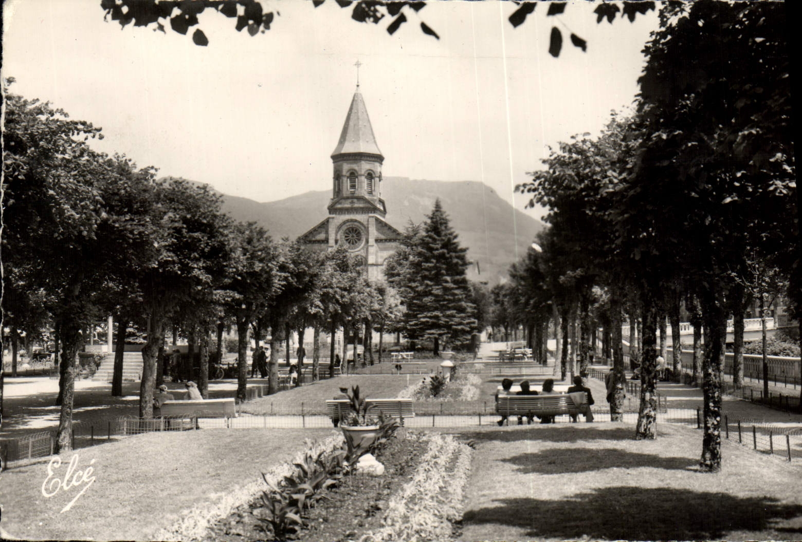 CPM La Bourboule Les Jardins Et l'Eglise
