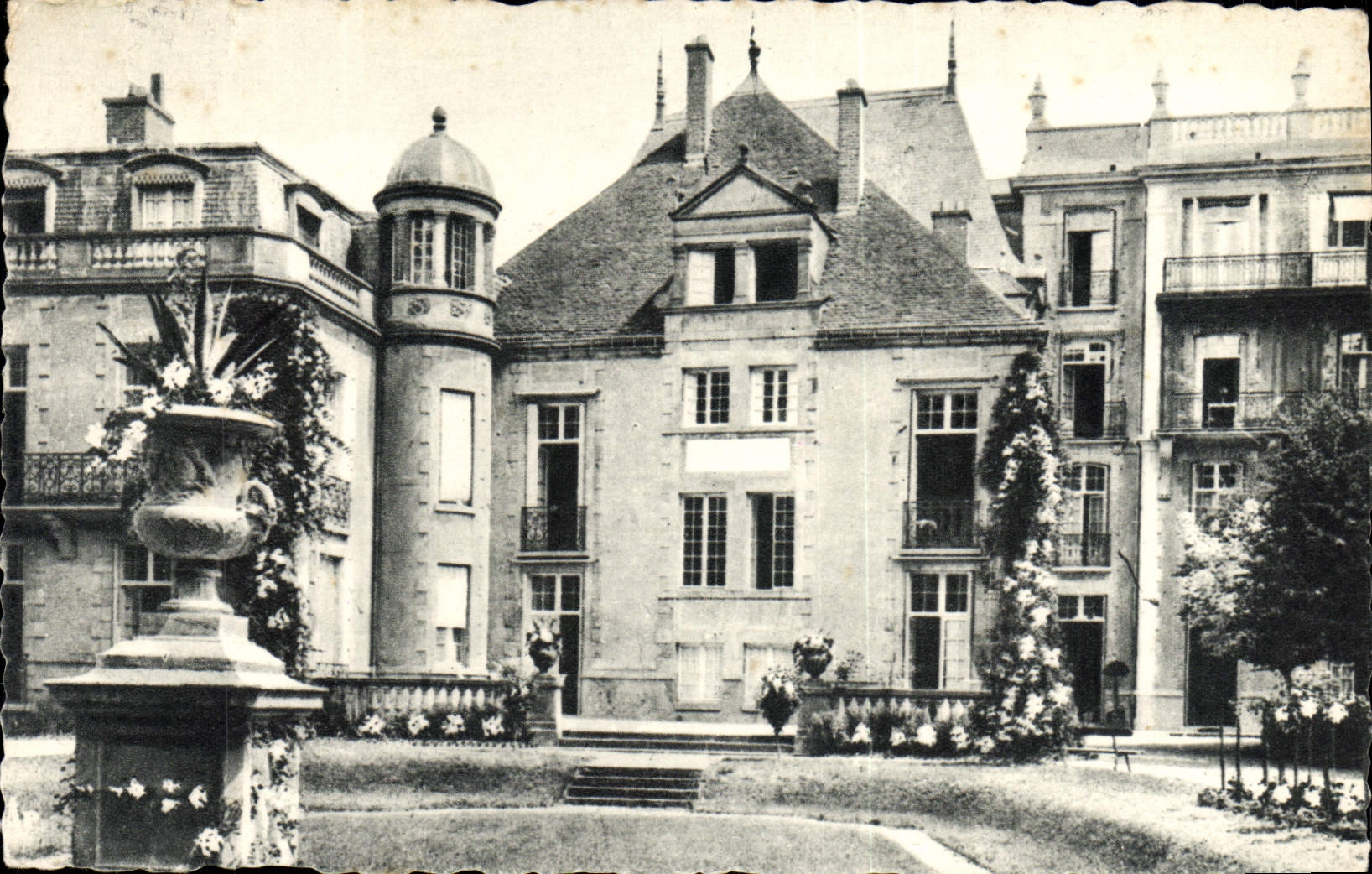 VINTAGE POSTCARD Vichy Hotel Sevigne House