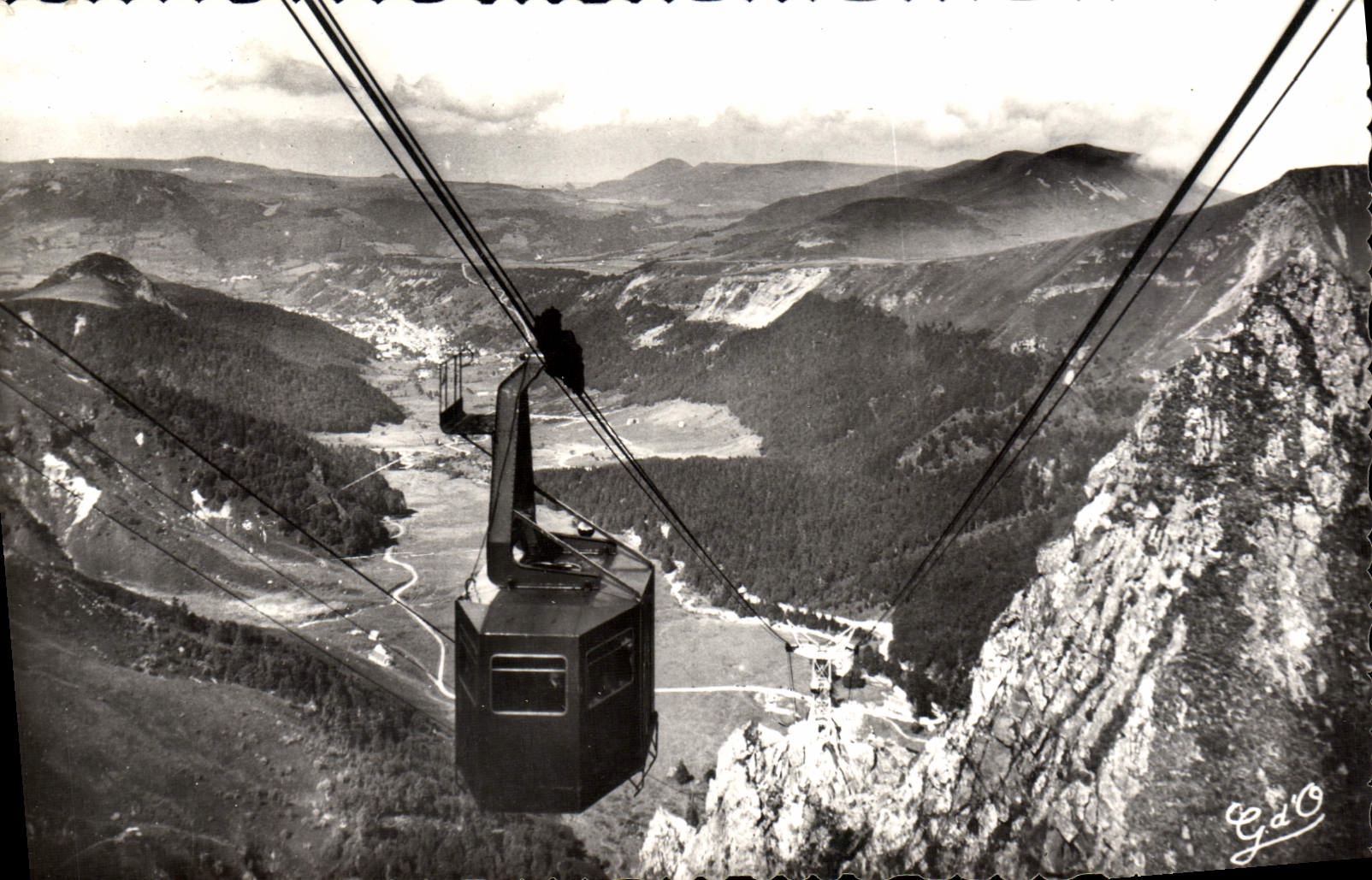 CPM Mont Dore Sancy Teleferique Panorama sur la vallee du Mort vue de la gare des Aiguilles