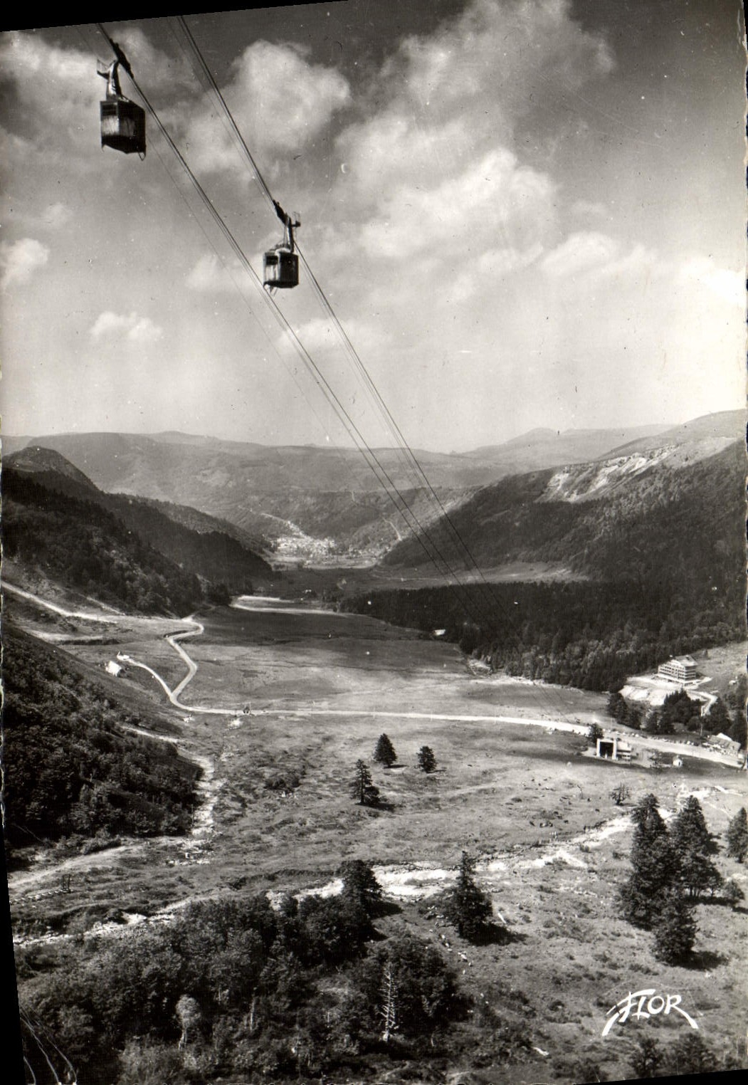 CPM Auvergne Pittoresque La Vallee du Sarcy Teleferique