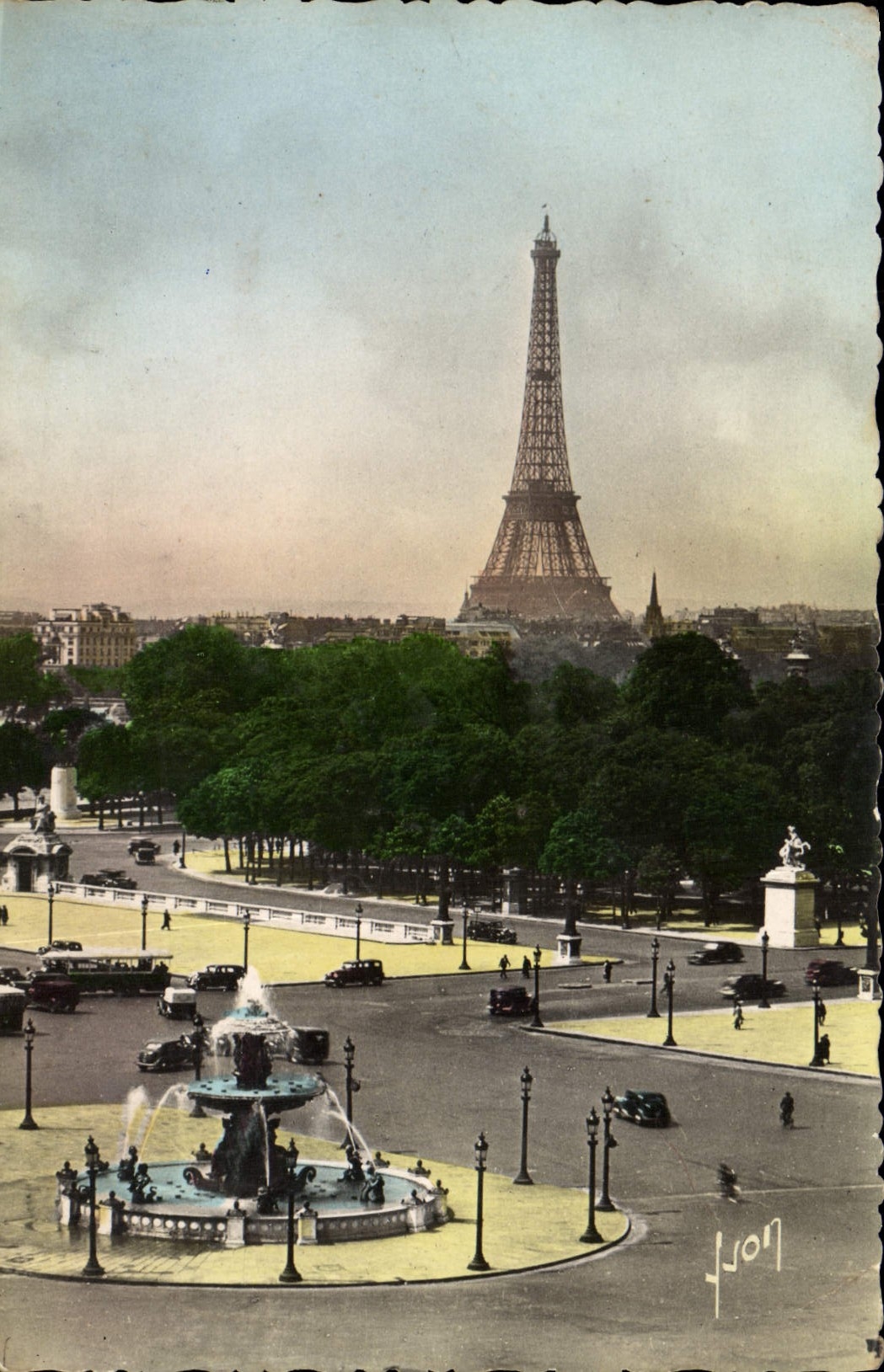 CPM Paris La place de la Concorde et la Tour Eiffel
