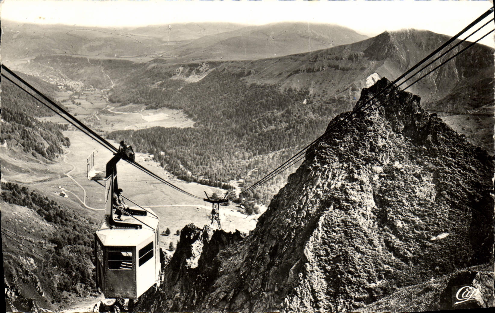 CPM L'Auvergne Le Sancy Vue Vers le Mont Dore Teleferique