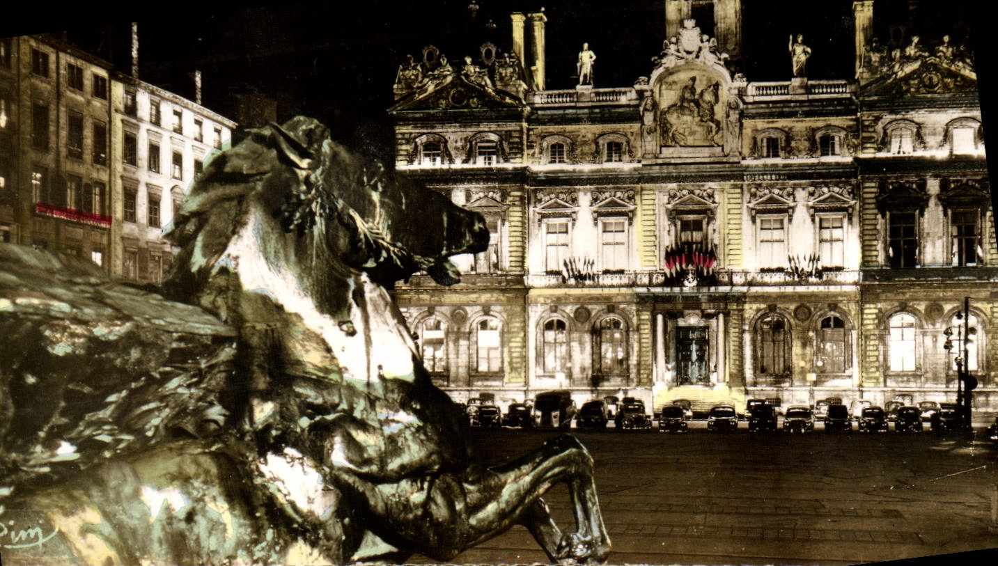 CPM Lyon Place des Terreaux Mairie Centrale Fontaine Bartholdi