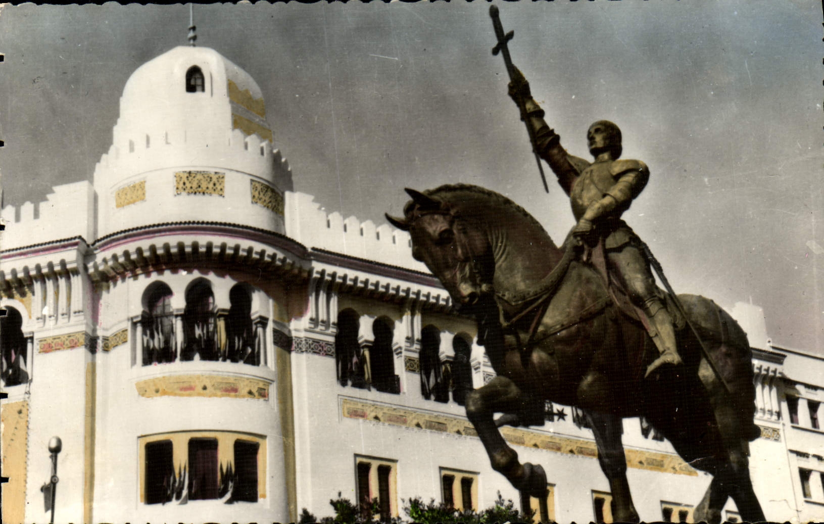 CPM Alger Statue de Jeanne D'Arc devant l'Hotel des Postes