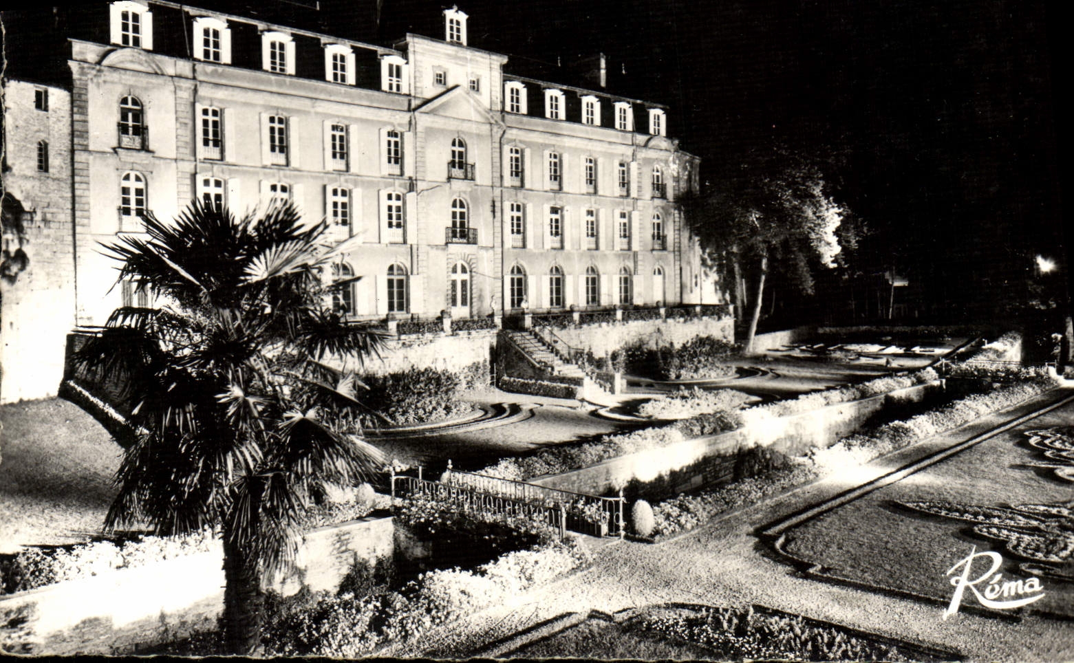 MODERN CARD Valves Gardens and the Castle of Hemin the night