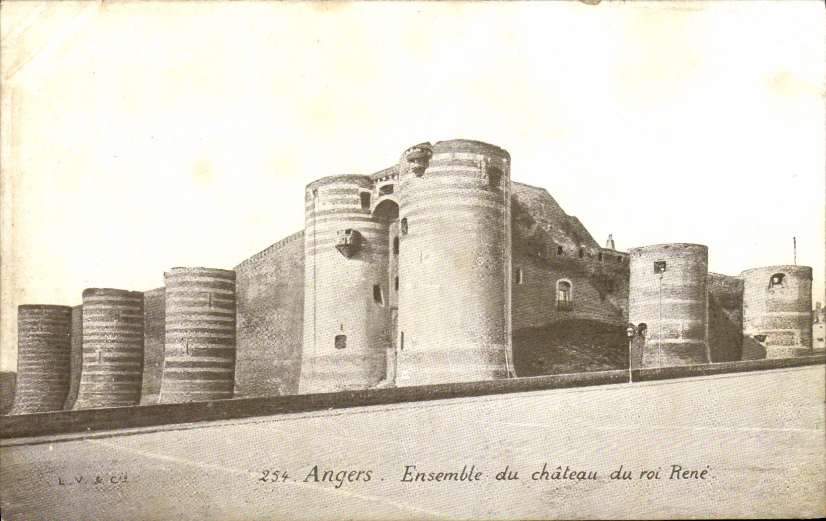 CPA Angers Le Chateau et la Statue du Roi Rene