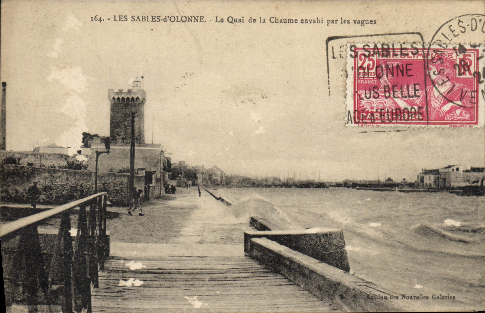 POSTAL de la VENDIMIA Sables d'Olonne el Quay de la paja invadido por los Juegos Olímpicos vagos