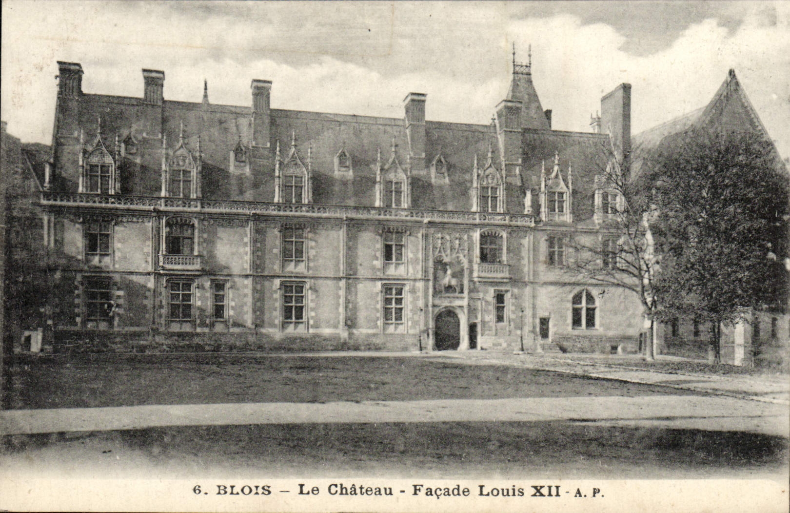 CPA Blois Le Chateau Facade Louis XII
