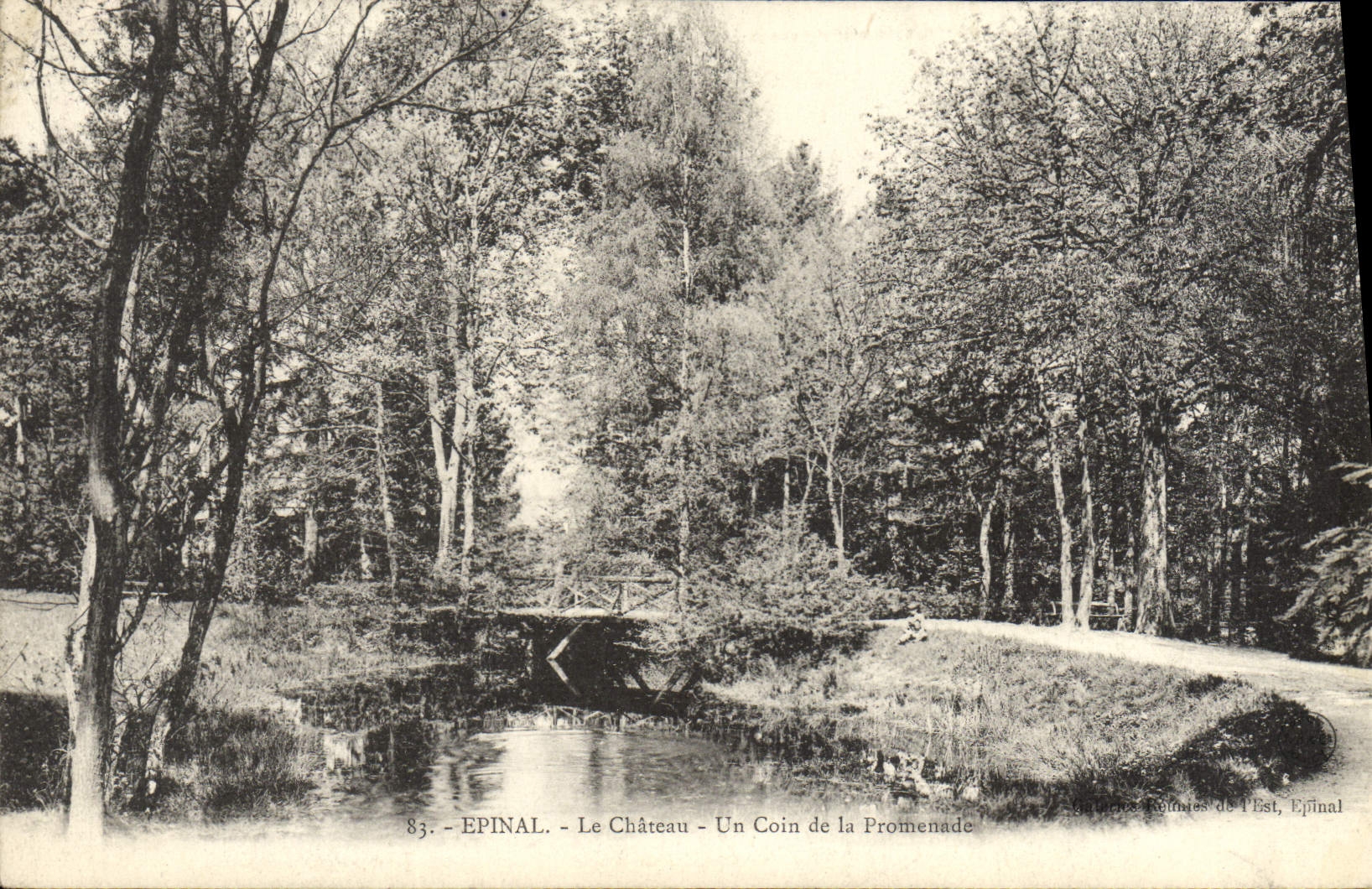 CPA Epinal Le Chateau Un Coin de la Promenade